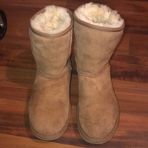 Woman’s tan uggs size 6